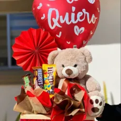 Caja con confituras , decoracion personalizada y peluche