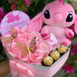 Caja stich , bombones y rosas eternas 😍