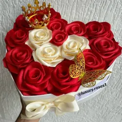 Cajas de corazón y rosas eternas