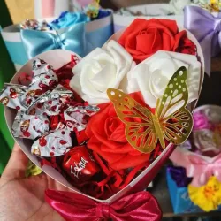 Corazón con rosas de fuami y bombones