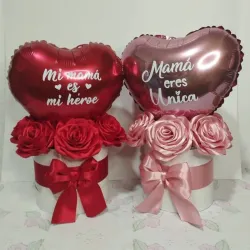 Cubos de rosas y globo metálico 🎈