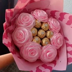 Ramo de rosas y bombones