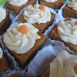 Bandeja de carrot cake de 24 porciones con glaseado de queso crema