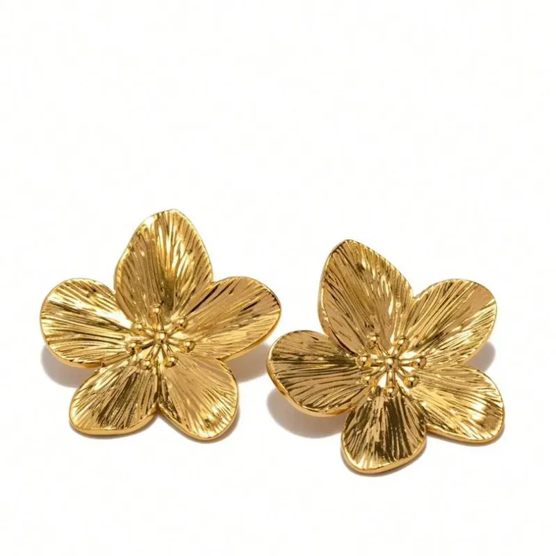 Aretes en forma de flor dorada