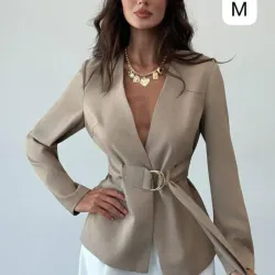 🤎 Blazer Beige con Cinturón – Poder femenino con elegancia estructurada