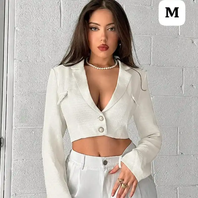 🤍 Blazer Corto Blanco – Minimalismo elegante con presencia