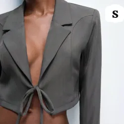 🖤 Blazer Corto Gris Oscuro – Estilo atrevido con elegancia urbana