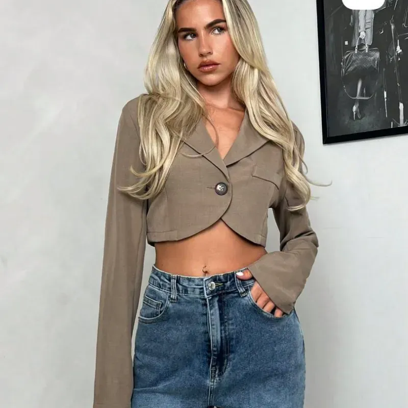 🖤🤍 Blazer Cropped Bicolor – Vanguardia, elegancia y personalidad