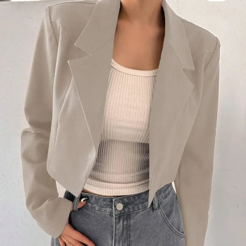 🌫️ Blazer Cropped Gris Claro – Elegancia relajada con toque moderno