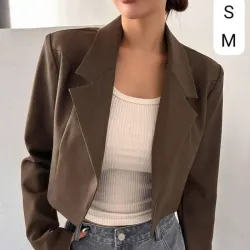 🤎 Blazer Cropped Marrón – Elegancia estructurada con actitud