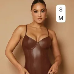 👗 Body chocolate tipo cuero con copas estructuradas
