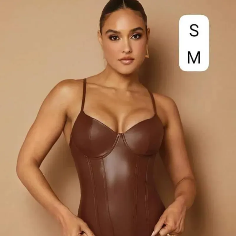 👗 Body chocolate tipo cuero con copas estructuradas