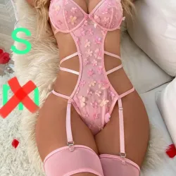 🌸 Bodysuit rosa bordado + medias – Talla S Romanticismo atrevido, feminidad que florece.