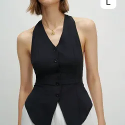 🖤 Chaleco Black Halter – Elegancia estratégica con escote profundo y diseño estructurado