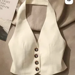 🤍 Chaleco Cream Halter – Elegancia minimalista con escote profundo y diseño estructurado