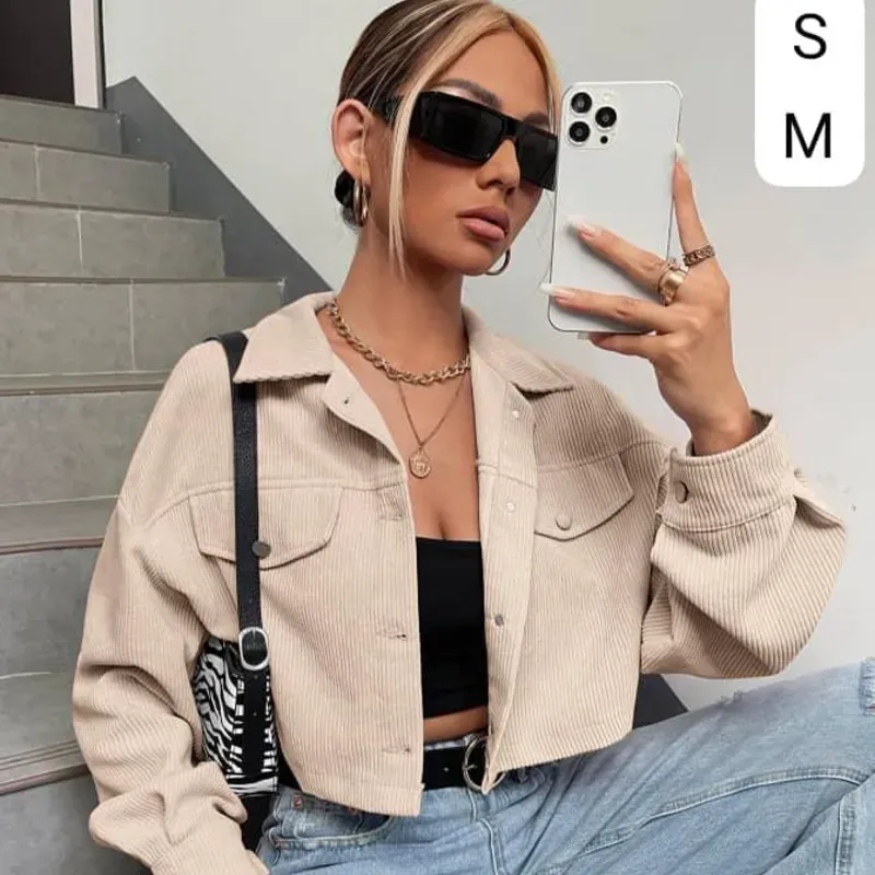 🤎 Chaqueta Crop Beige – Estilo urbano con esencia chic