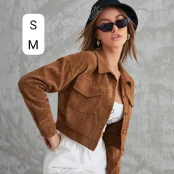 🧥 Chaqueta Crop de Pana + Accesorios Urbanos Estilo moderno con textura y actitud.