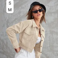 🤎 Chaqueta Crop de Pana Beige – Estilo casual con toque artístico