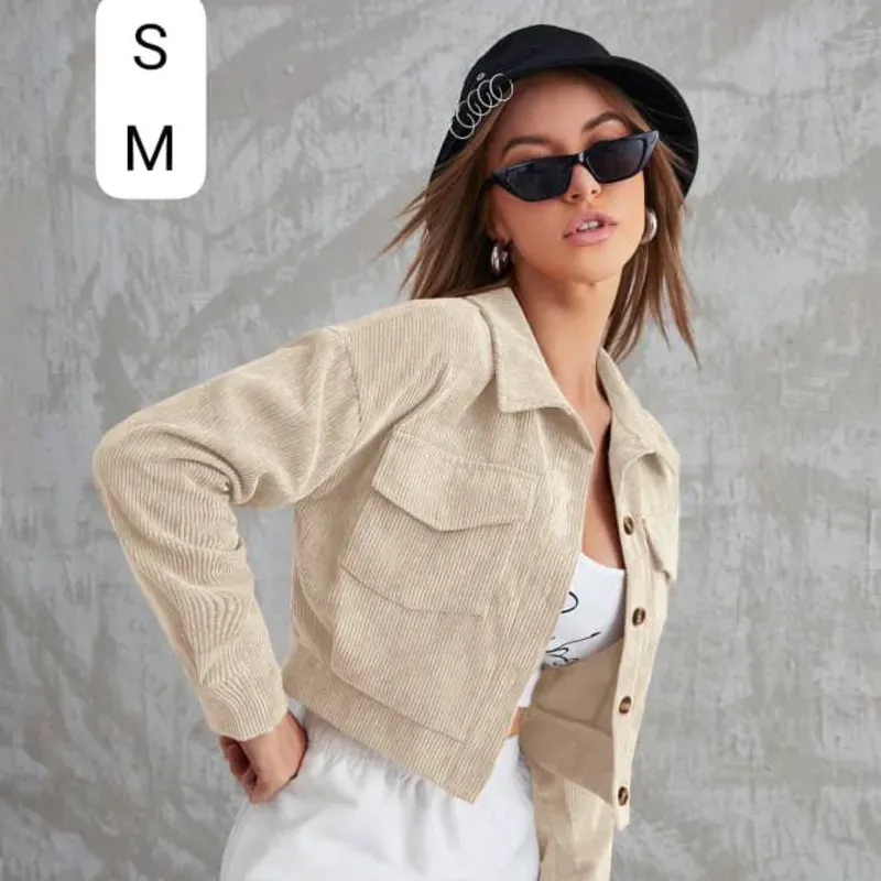 🤎 Chaqueta Crop de Pana Beige – Estilo casual con toque artístico