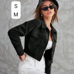 🖤 Chaqueta Crop de Pana Negra – Estilo urbano con actitud