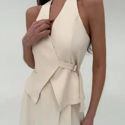 🤍 Conjunto Cream Wrap – Minimalismo elegante con diseño cruzado y estructura visual