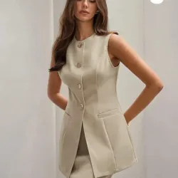 ✨️Conjunto de Sastrería Beige - Chaleco Largo Estructurado con Botones Joya y Minifalda a Juego