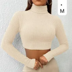 🤍 Crop Top Beige de Cuello Alto – Elegancia minimalista con textura envolvente