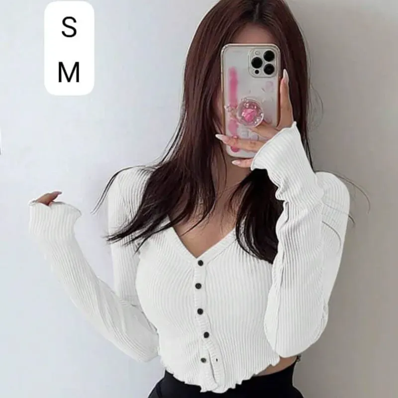 🤍 Crop Top Blanco con Botones Negros – Minimalismo con contraste y actitud