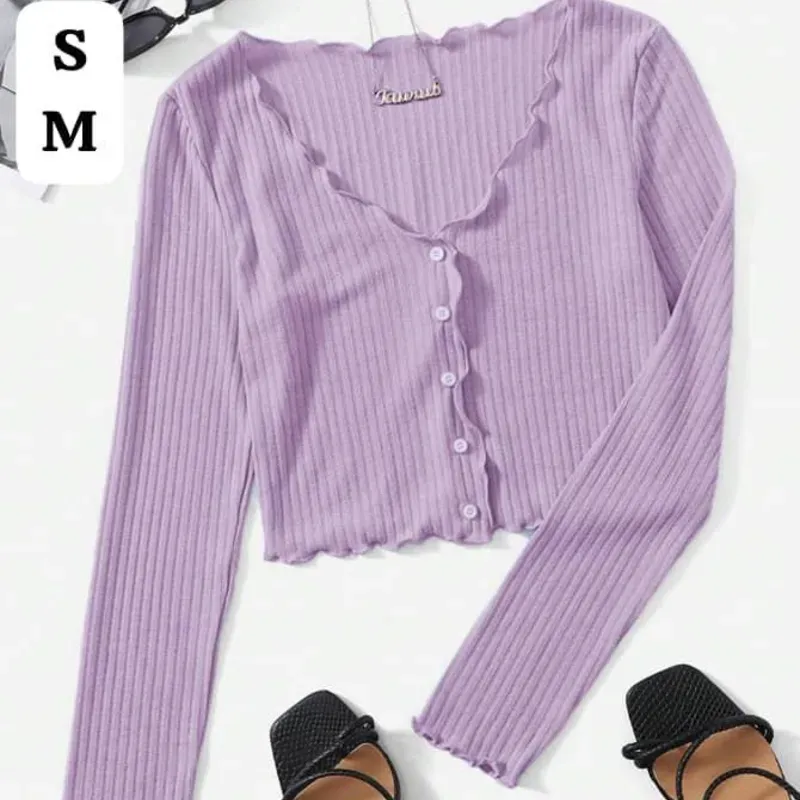 💜 Crop Top Lavanda con Botones – Dulzura y estilo en cada costura