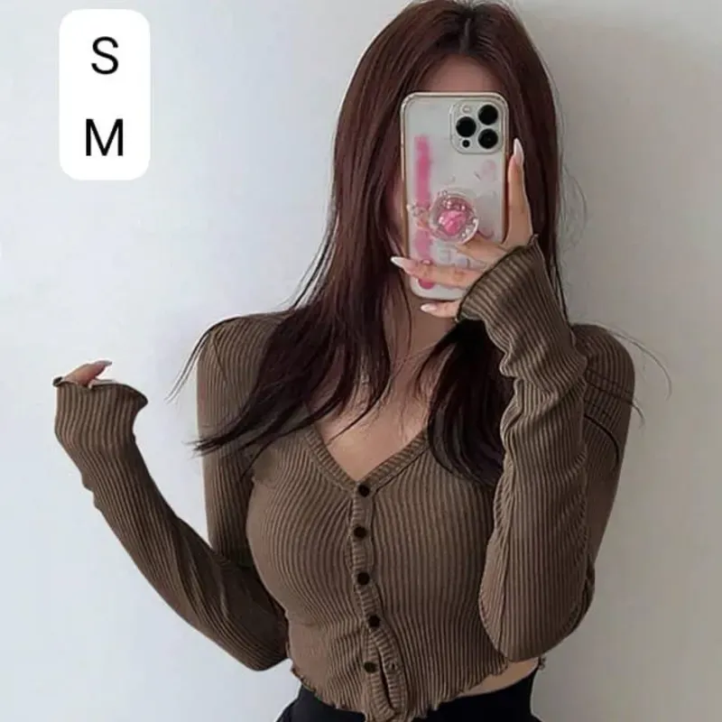 🤎 Crop Top Marrón con Botones – Comodidad ajustada con estilo casual