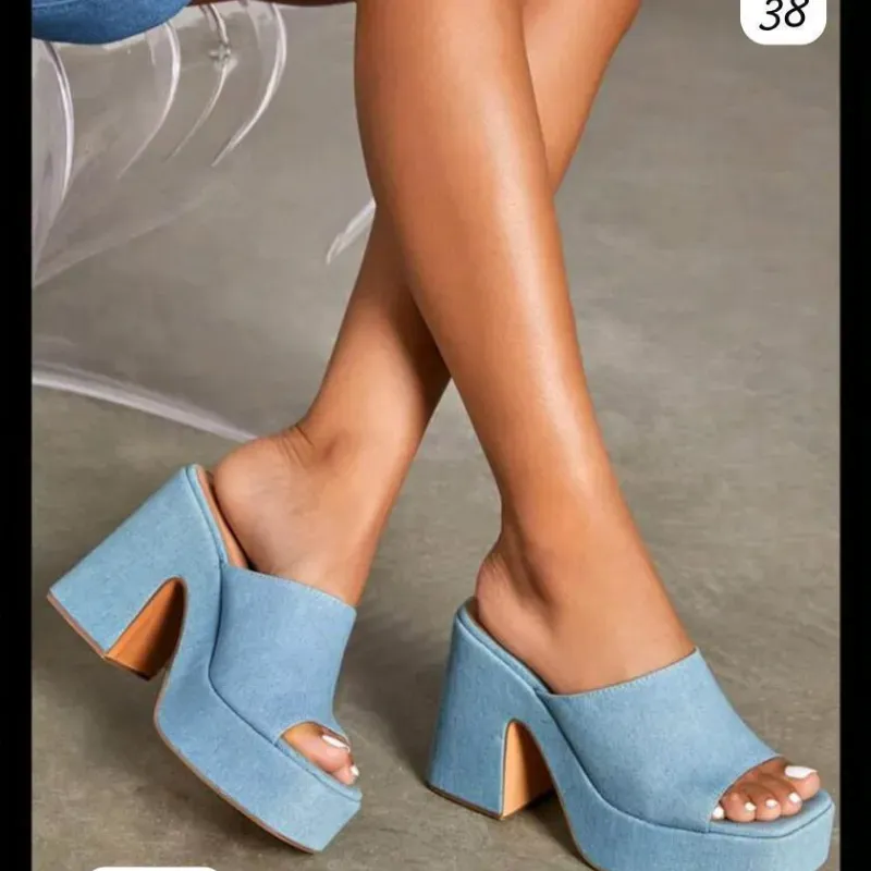 👡 Mules de plataforma en azul pastel