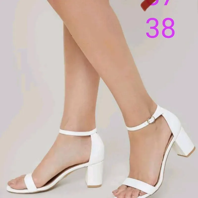 🤍👡 Sandalias blancas de tacón alto con diseño clásico y funcional. 