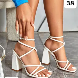 👠 Sandalias blancas de tacón bloque con tiras cruzadas