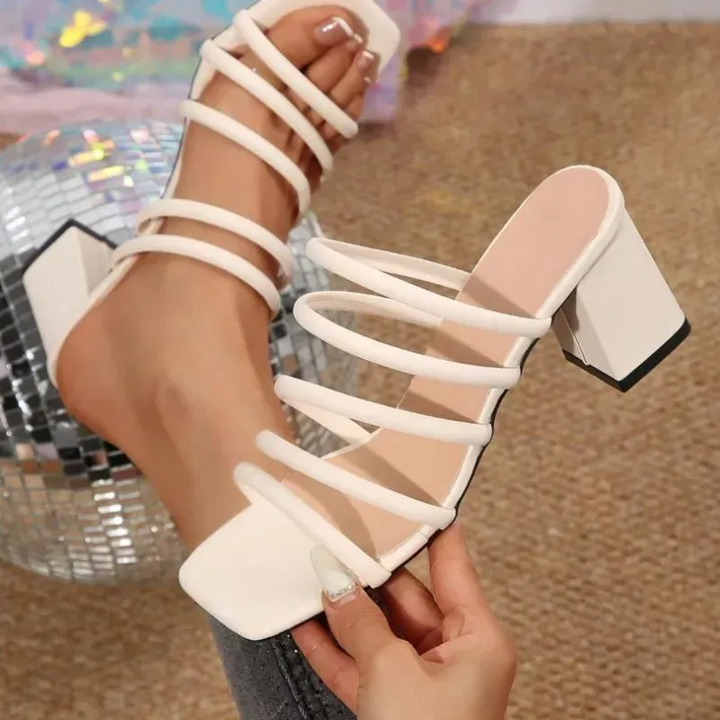 👠 Sandalias blancas de tacón cuadrado