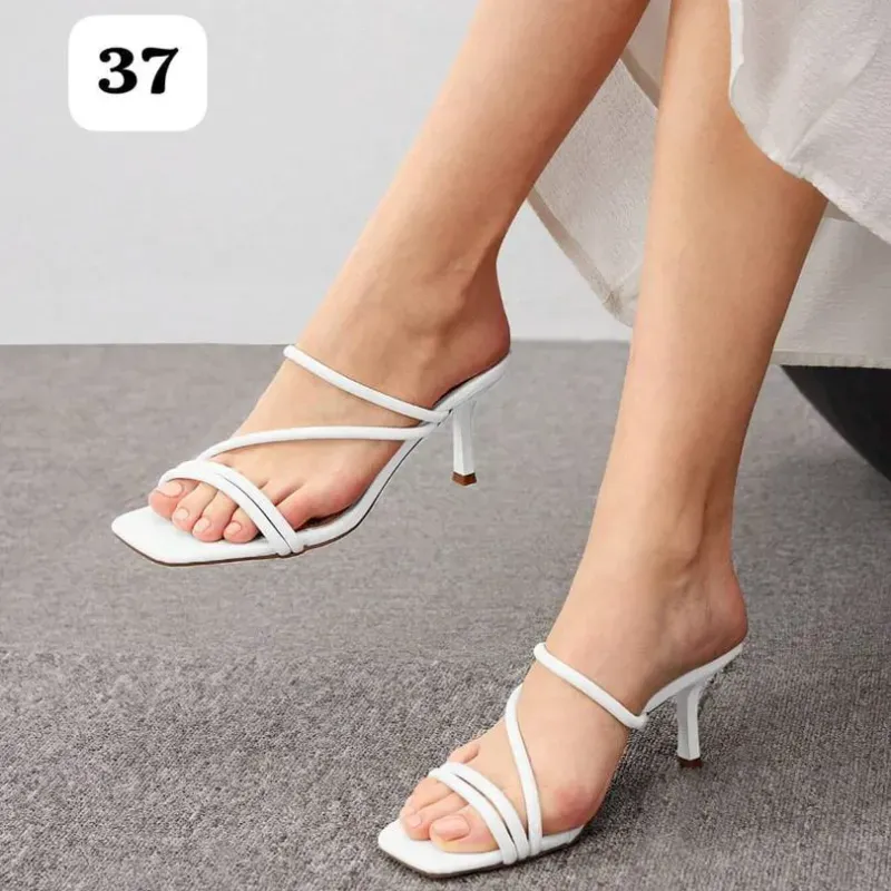 👠 Sandalias blancas minimalistas con tacón curvo