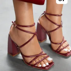 👠 Sandalias burdeos con tiras cruzadas y tacón bloque brillante