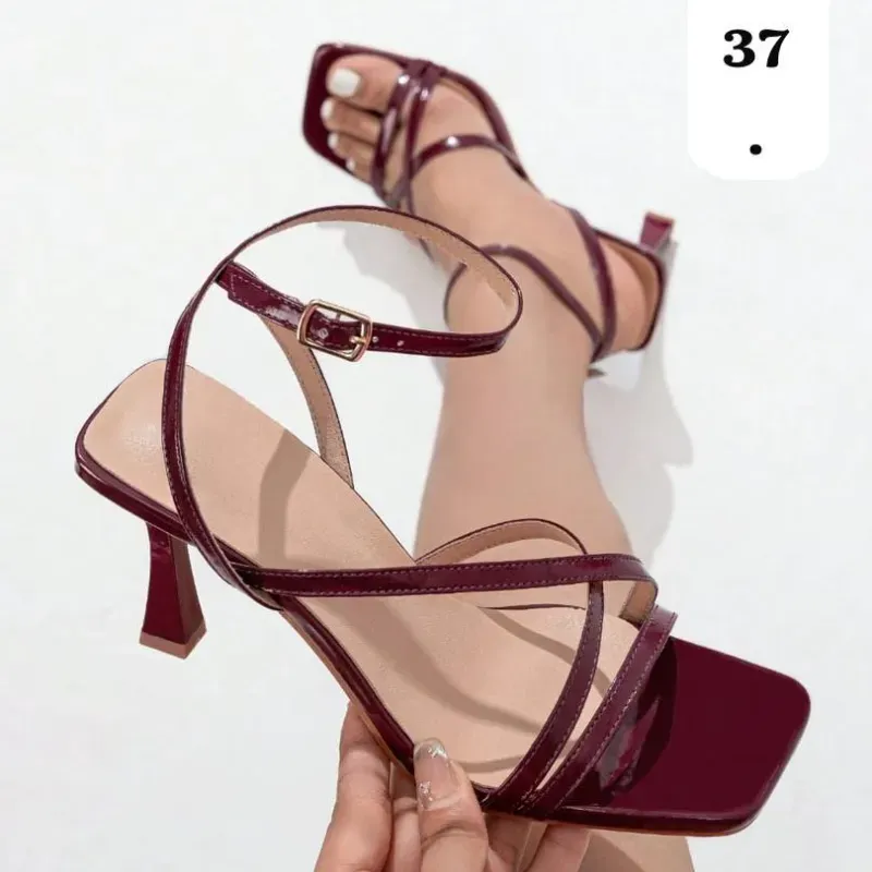 👠 Sandalias burdeos con tiras finas y hebilla