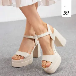 👠 Sandalias de plataforma en tono beige 