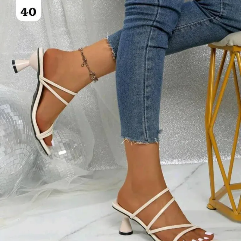 👠 Sandalias de tacón alto con tiras blancas