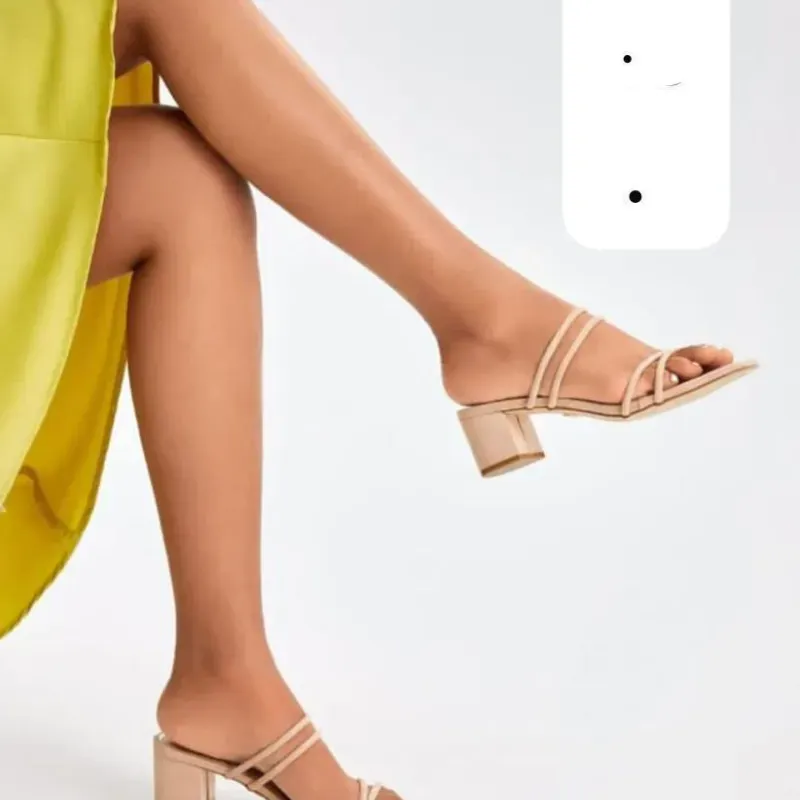 Sandalias de tacón bajo en tono beige con diseño limpio y funcional. 