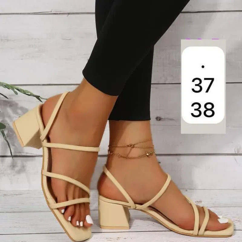 Sandalias de tacón medio en tono beige con diseño minimalista y envolvente.