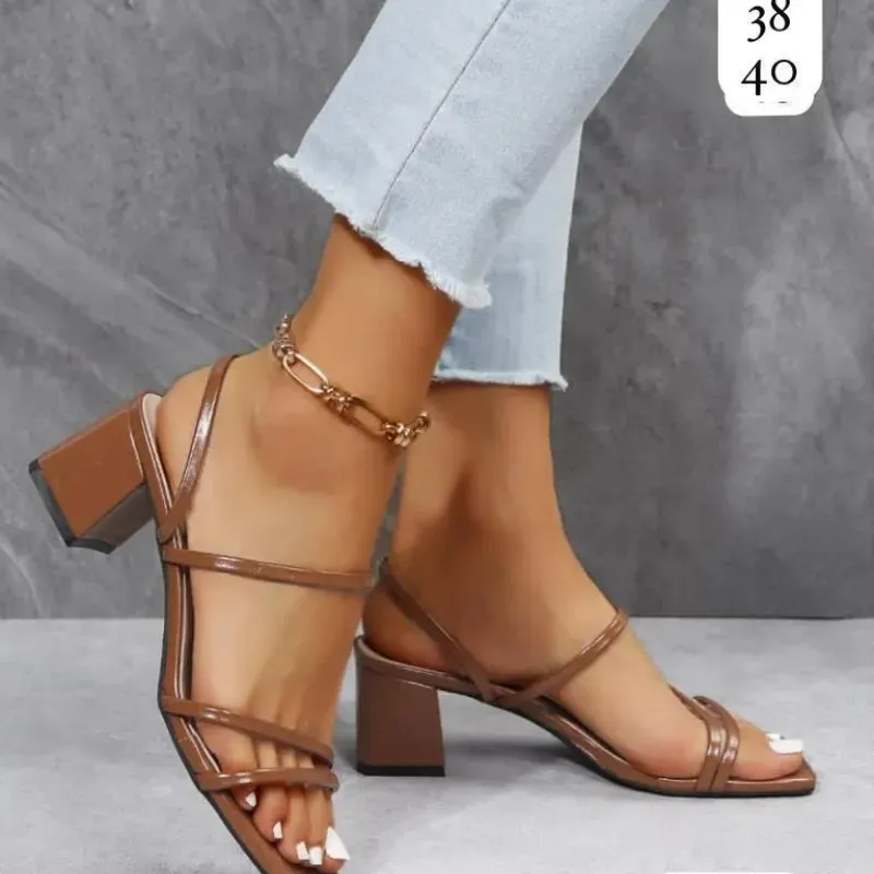 👡 Sandalias de tiras marrón con tacón cuadrado
