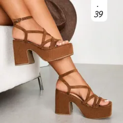 👠 Sandalias marrón chocolate con plataforma y tiras cruzadas