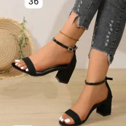 Sandalias negras de tacón medio con diseño clásico y funcional. 