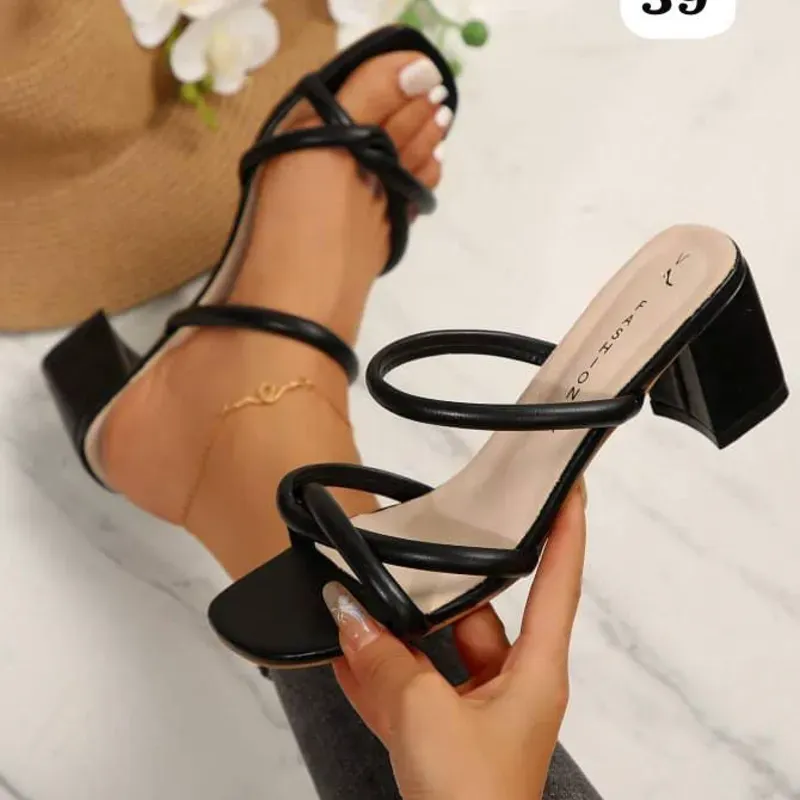 👠 Sandalias negras de tacón medio