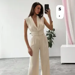 ☺️Sastrería con un giro vanguardista. Este set monocromático en color marfil es la definición del "Power Dressing" moderno. El chaleco corto con solapas clásicas define la cintura con precisión, mientras que el pantalón de pierna ancha aporta una fluidez inigualable. Un look equilibrado que proyecta seguridad, profesionalismo y un gusto impecable por las tendencias.