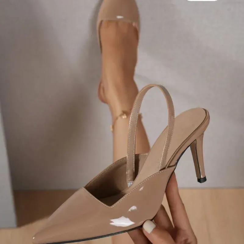 Stilettos en tono beige con acabado brillante y diseño slingback.