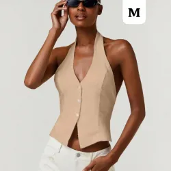 🤍 Top Halter Beige – Sofisticación fresca con escote profundo y diseño estructurado