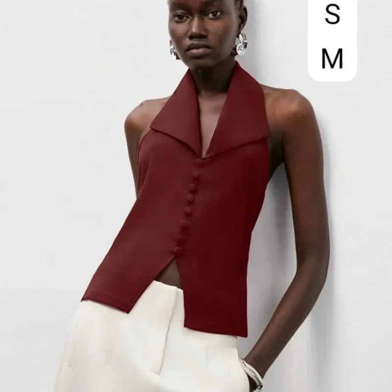 ❤️ Top Red Halter – Poder visual con solapa amplia y corte entallado