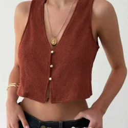 🧡 Top Rust Vibe – Textura cálida con escote profundo y actitud casual